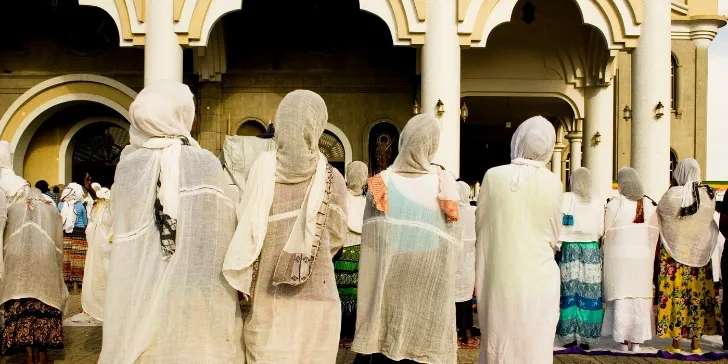 Mulheres em oração na igreja de Adis Abeba na Etiópia