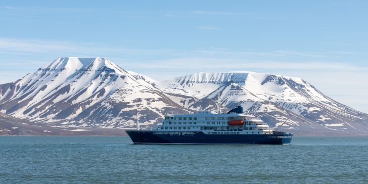 Expedition ship in Artic sea, Svalbard - Pacotes para Ártico