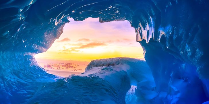 Ice Cave in the Artic - Pacotes para Ártico