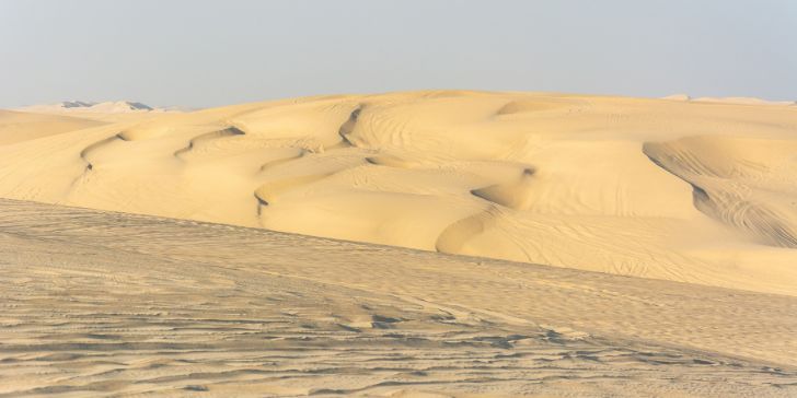 Sand Dunes in Khor Al Adaid desert in Qatar - Pacotes para Catar