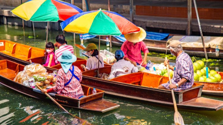 Damnoen Saduak - mercado flutuante em Bangkok na Tailândia