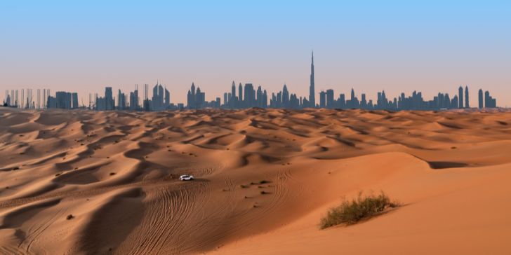 Dubai skyline and desert landscape - Réveillon em Dubai