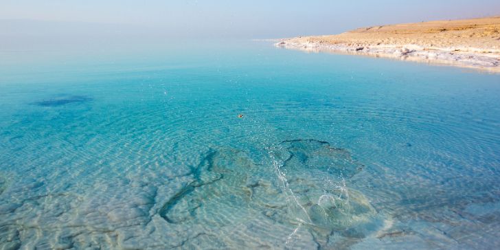 Water of the Dead Sea. Jordan - Pacotes para Jordãnia