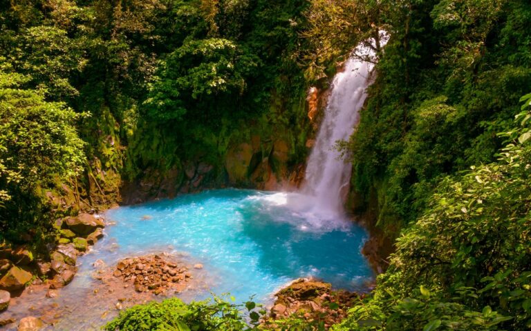 Waterfall on the Celeste River in Costa Rica - Pacotes para Costa Rica