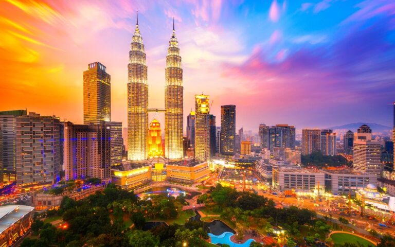 Kuala lumpur city skyline at dusk - Pacotes para Malásia