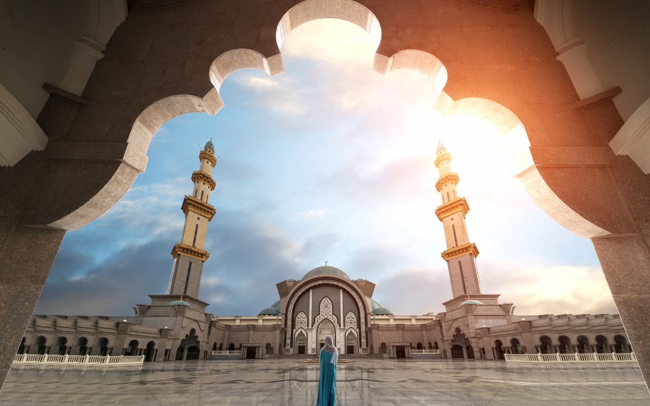 Malaysia Mosque with Muslim pray - Pacotes para Malásia