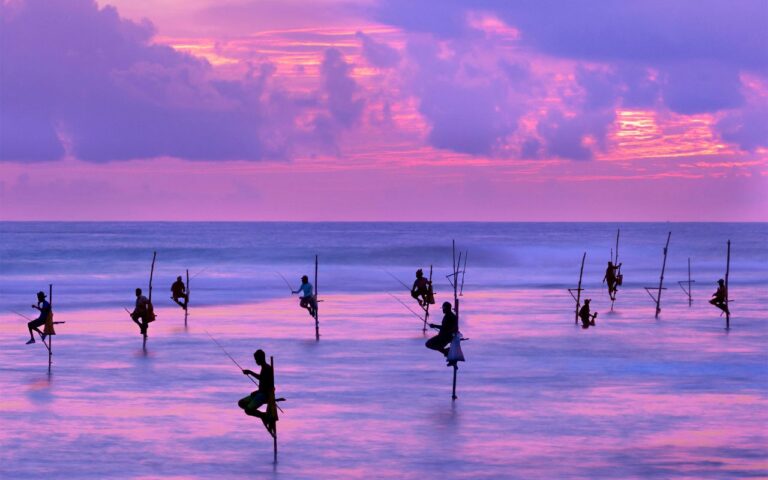 Fishermen on stilts in silhouette in Galle, Sri Lanka - Sri Lanka - Pacotes para Sri Lanka