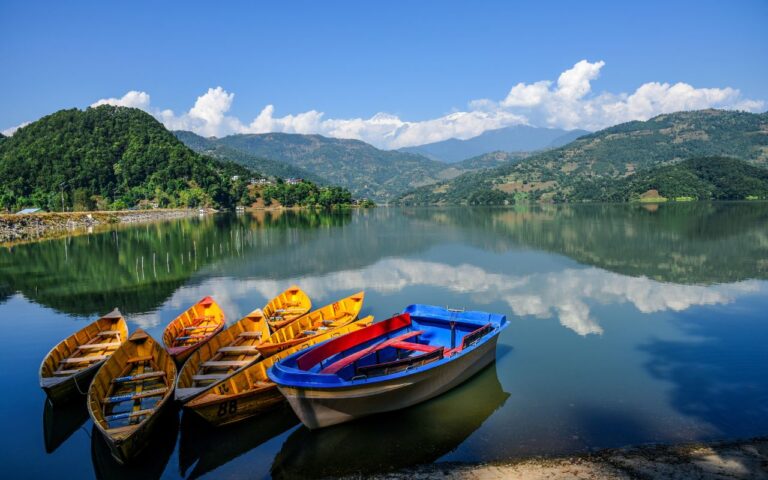 Boats on the Begnas Lake in Pokhara, Nepal - Pacotes para Nepal - Nepal