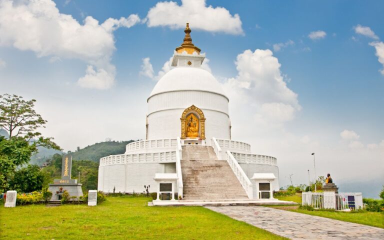 Nepal world peace pagoda in Pokhara, Nepal - Pacotes para Nepal