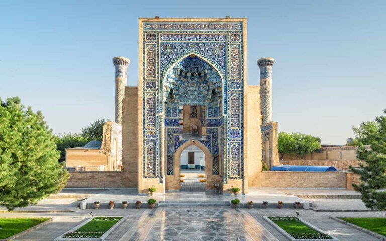 Exterior of the Gur- e - Amir (Guri Amir) in Samarkand, Uzbekistan - Pacotes para Uzbequistão - Uzbequistão