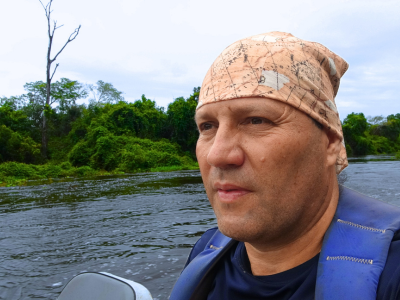 Peter Goldschmidt navegando pelo Rio Araguaia
