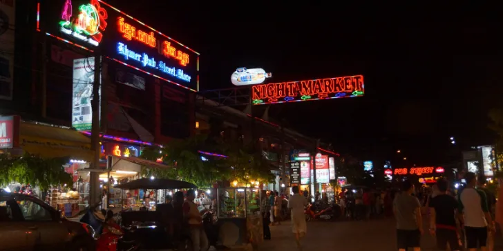 Mercado noturno na Pub Street em Siem Reap - Camboja