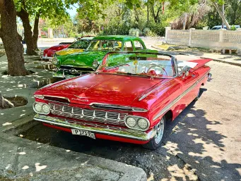 Conversível Antigo em Havana- Cuba