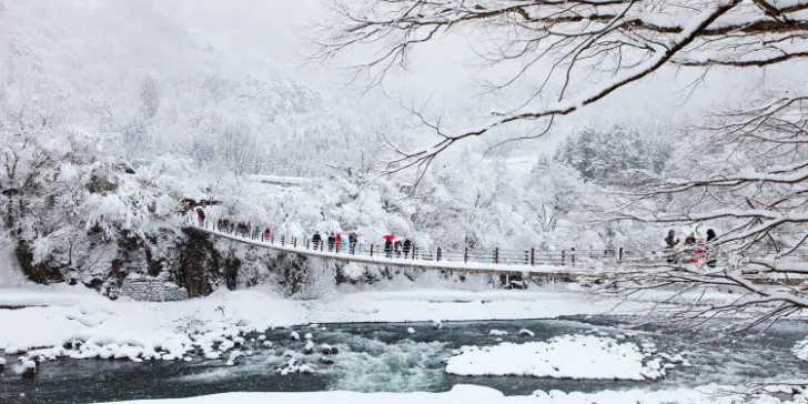 Rio Shogawa em Shirakawa no Japão