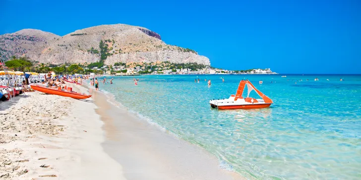 Praia de Mondello em Palermo na Itália