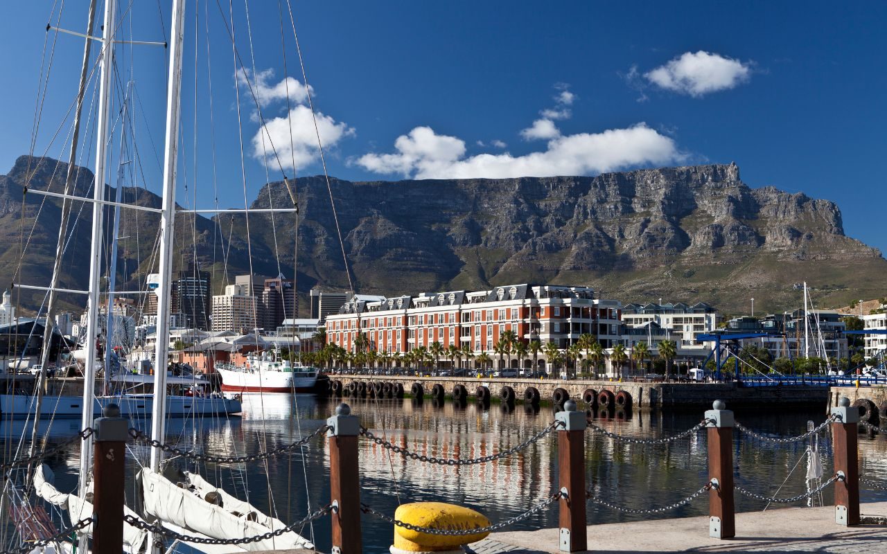 Vista da Table Montain no porto da cidade de Cape Town