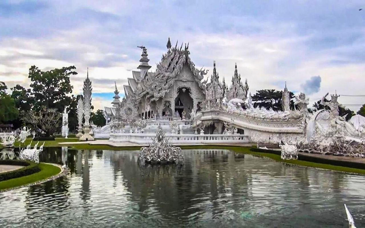 Wat Rong Khun ou Templo Branco em Chiang Rai – Norte da Tailândia